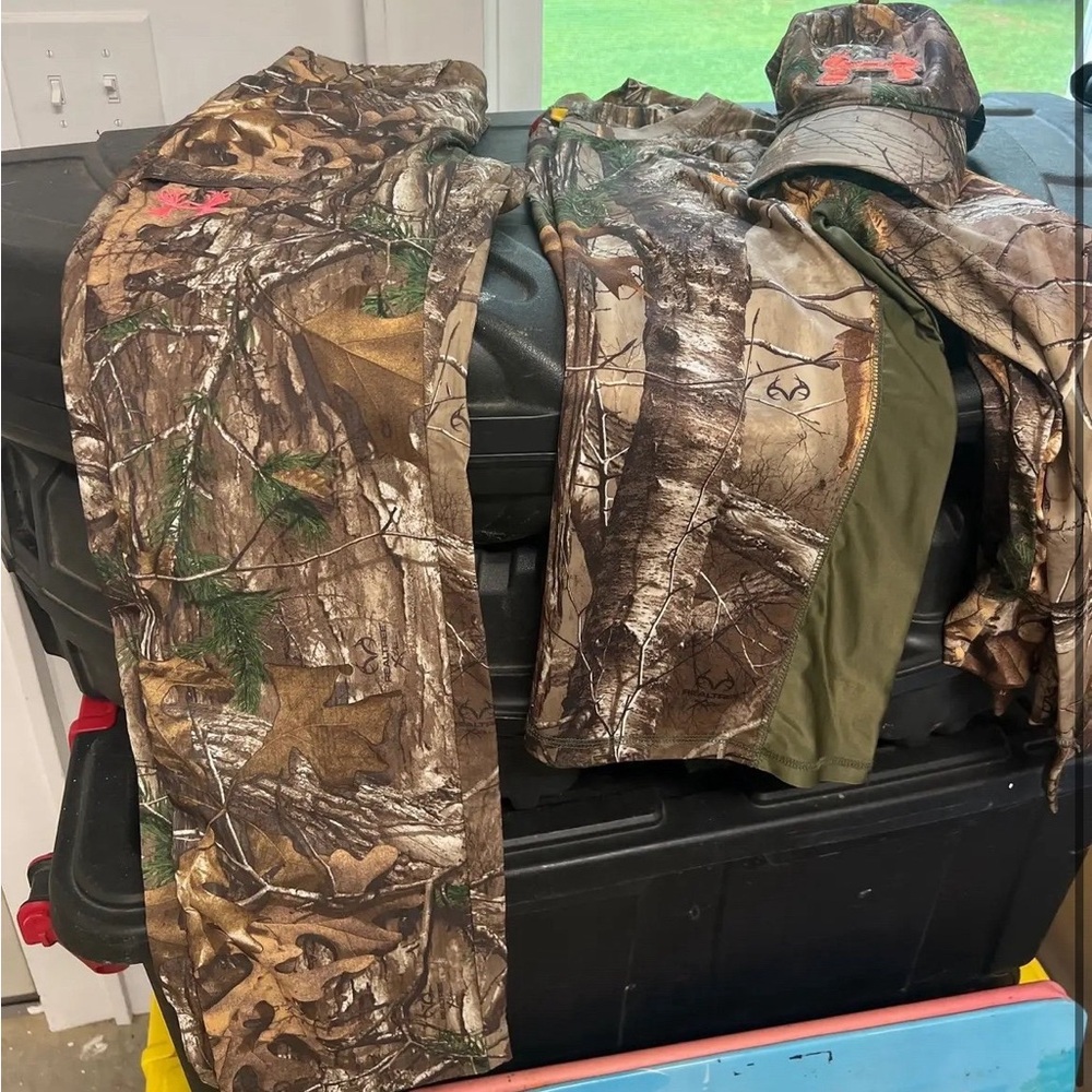 Under armour women’s size xs/small hunting lot